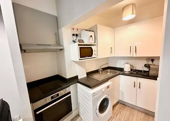 Charming Studio Apartment In Lee
