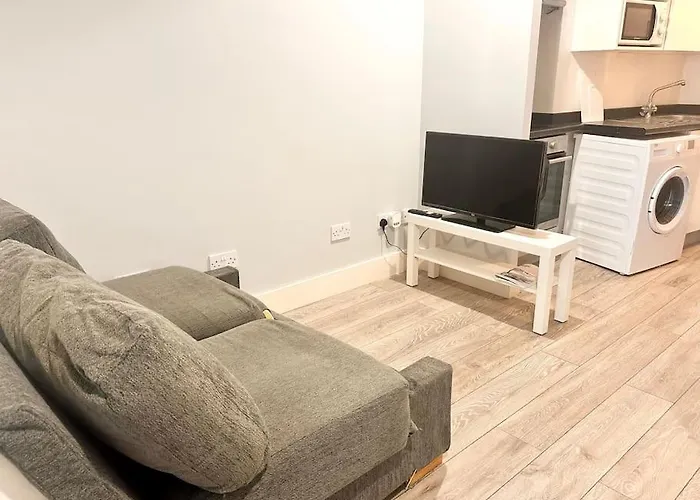 Charming Studio Apartment In Lee