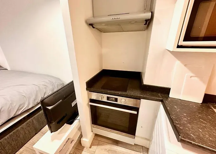Charming Studio Apartment In Lee